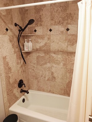 Shower, hair dryer, towels, soap - Tranquil 2-bedroom next to Remington Park, conveniently close to Loop 289 (Lubbock)