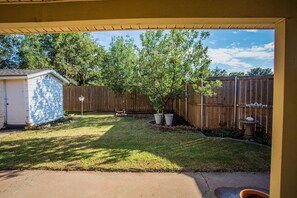 Property grounds - Tranquil 2-bedroom next to Remington Park, conveniently close to Loop 289 (Lubbock)