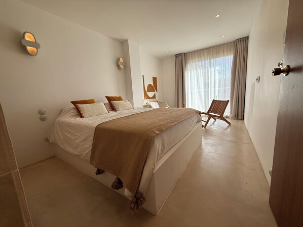 4 bedrooms, iron/ironing board, Internet, bed sheets