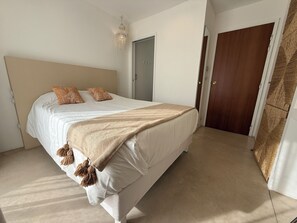 4 habitaciones, tabla de planchar con plancha, internet y ropa de cama 
