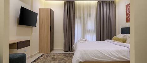 Double Room, 1 King Bed, Non Smoking, Private Bathroom | Desk, blackout drapes, iron/ironing board, free WiFi