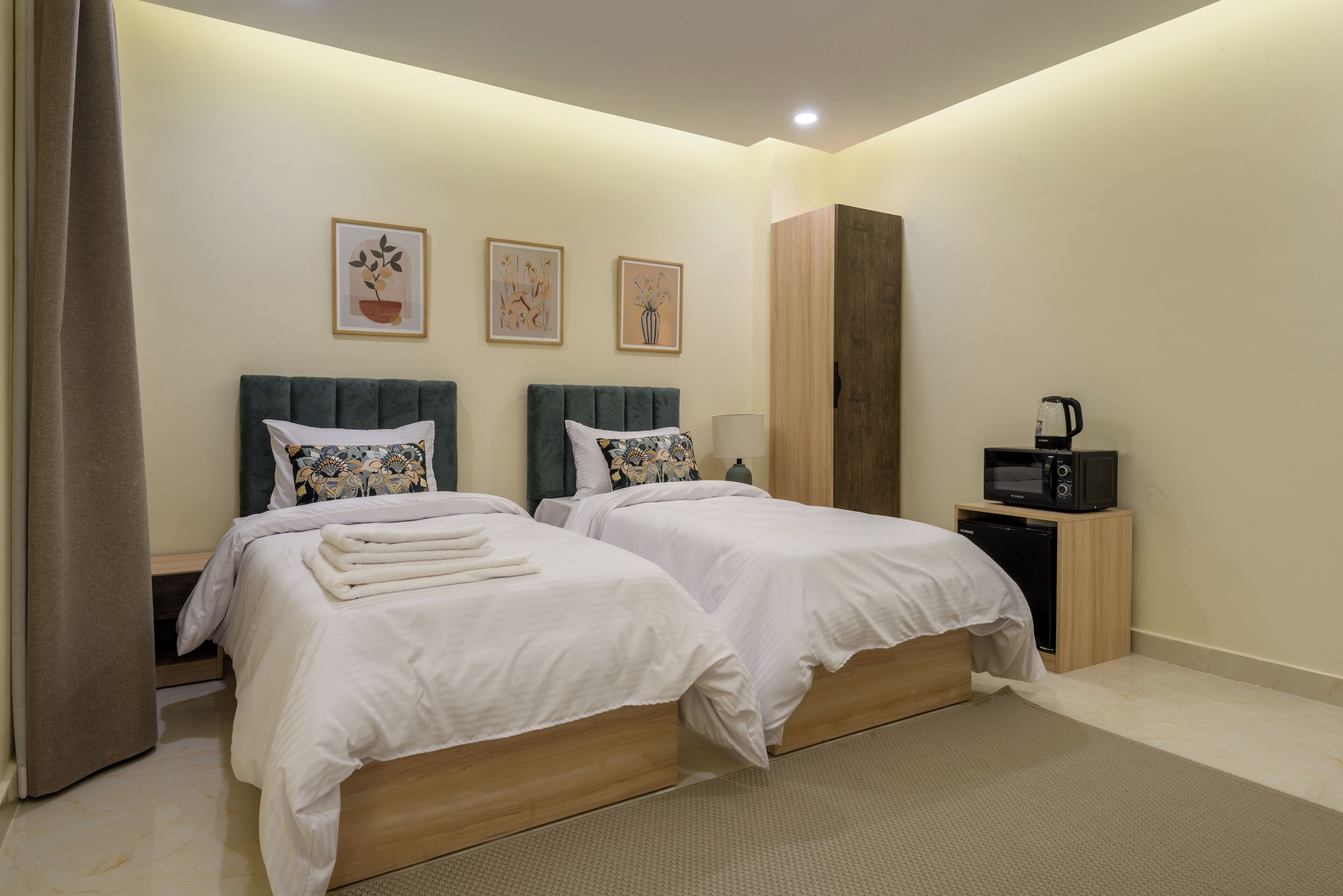 Habitación doble, 2 camas individuales, para no fumadores, baño privado | Escritorio, cortinas blackout y tabla de planchar con plancha 