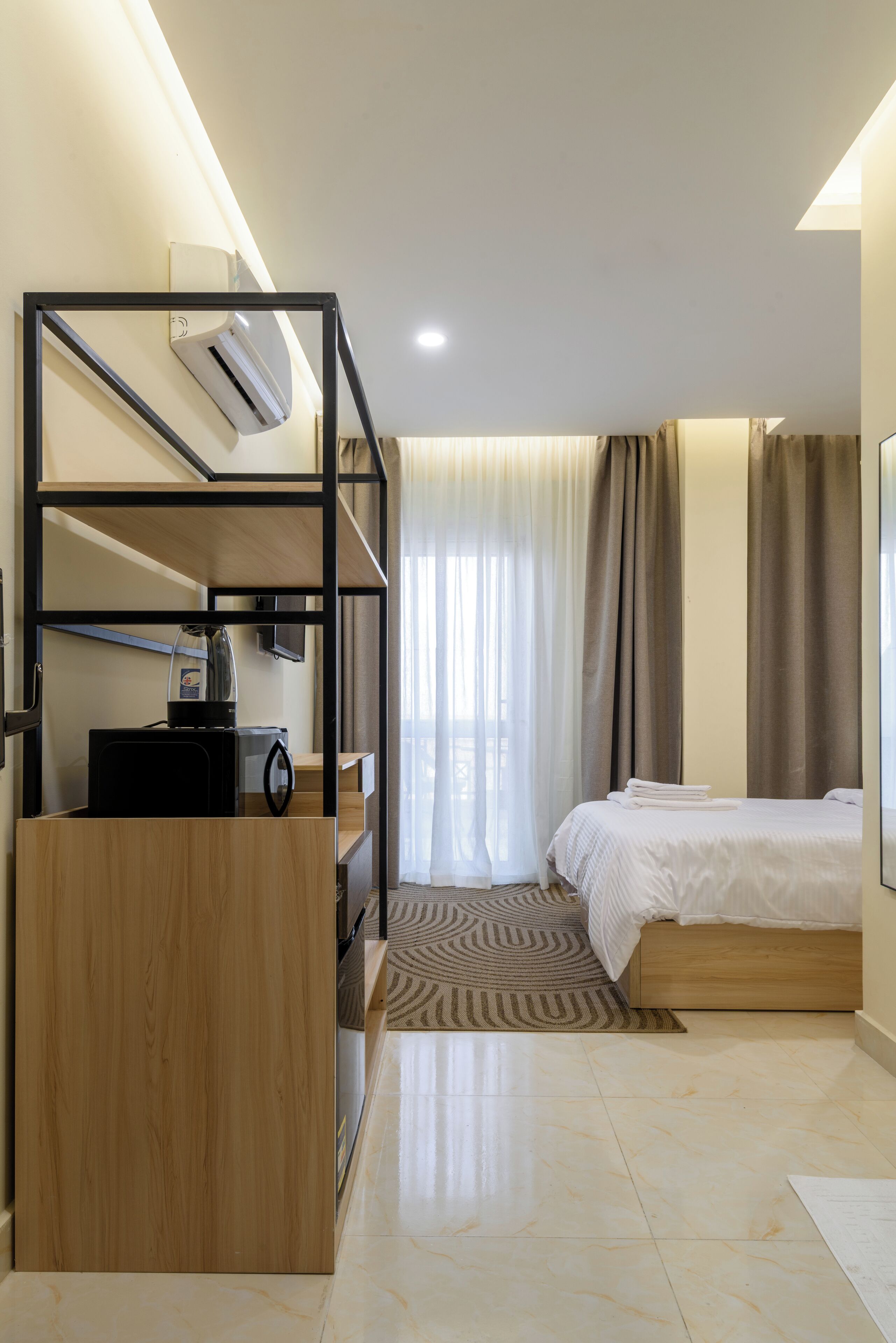 Escritorio, cortinas blackout y tabla de planchar con plancha 