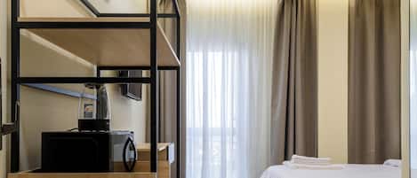 Bureau, rideaux dâobscurcissement, fer et planche Ă repasser