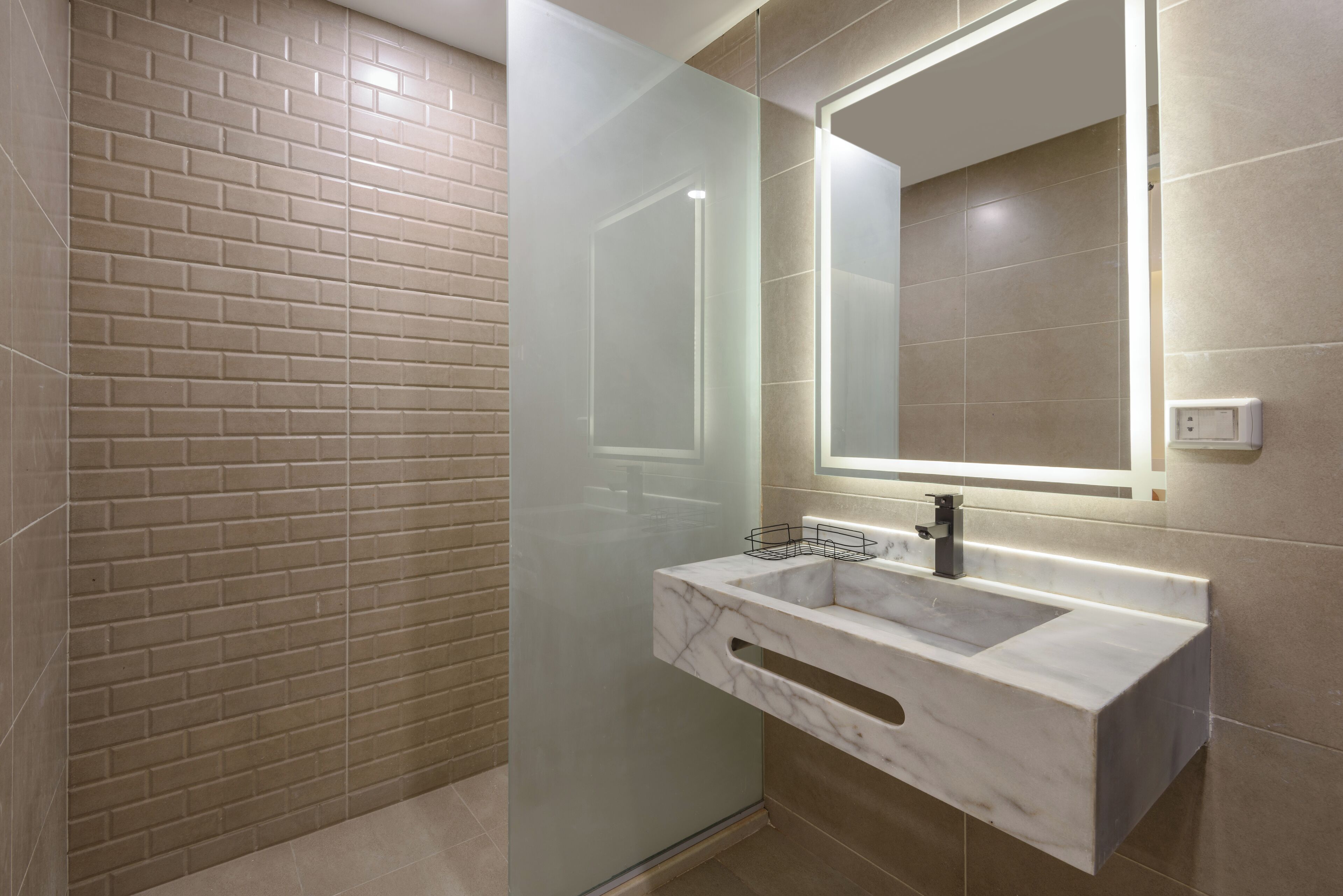 Habitación doble, 1 cama King size, para no fumadores, baño privado | Baño | Regadera, amenidades de baño gratuitas, toallas, jabón 