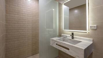 Habitación doble, 1 cama King size, para no fumadores, baño privado | Baño | Regadera, amenidades de baño gratuitas, toallas, jabón