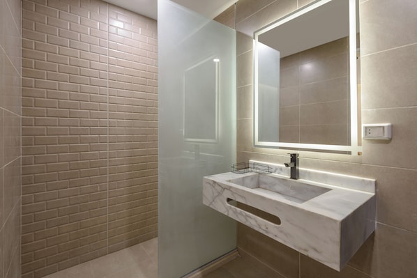 Chambre double, 1 très grand lit, non-fumeur, salle de bain privée | Salle de bain | Douche, articles de toilette (gratuits), serviettes fournies, savon