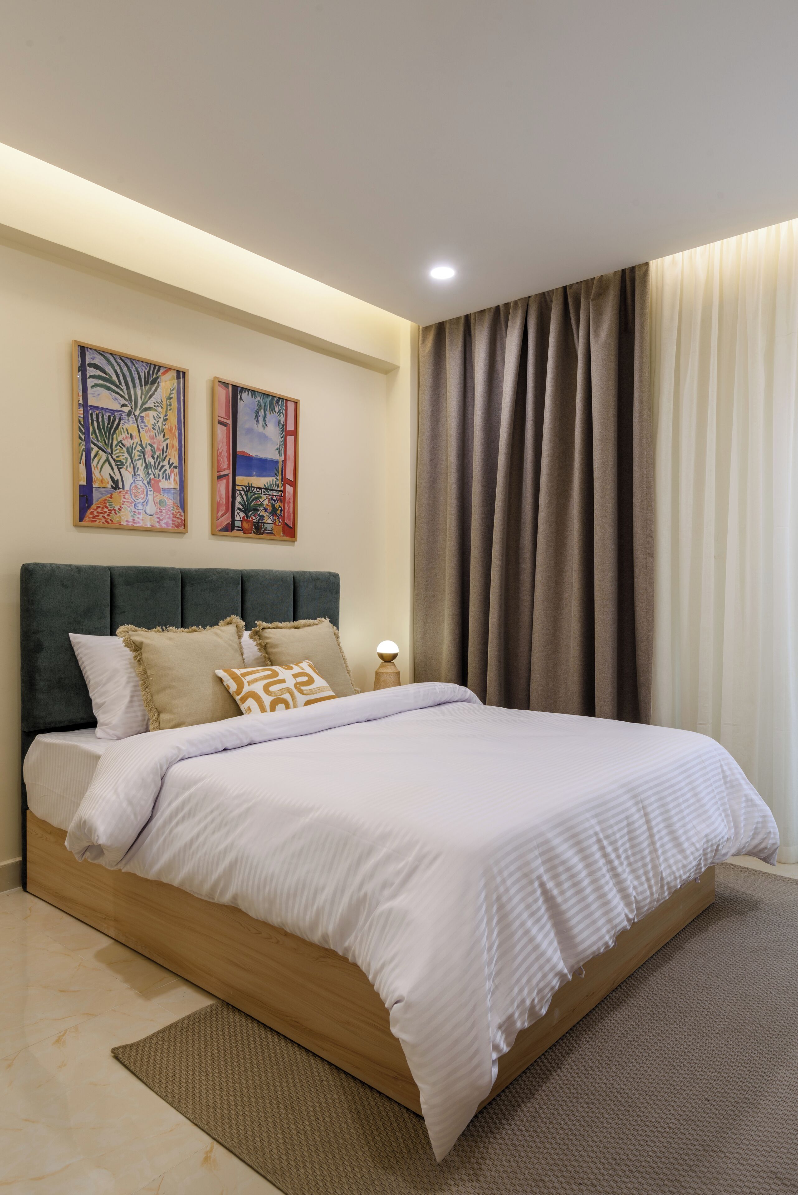 Escritorio, cortinas blackout y tabla de planchar con plancha 