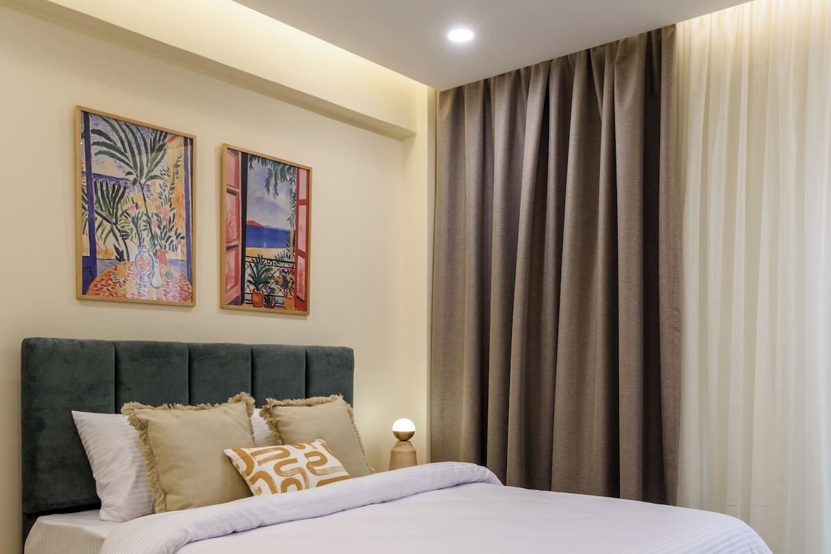 Een bureau, verduisterende gordijnen, een strijkplank/strijkijzer