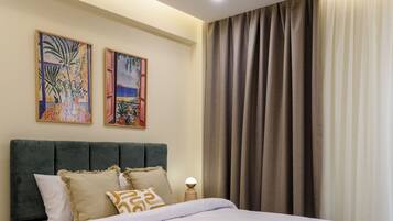 Escritorio, cortinas blackout y tabla de planchar con plancha