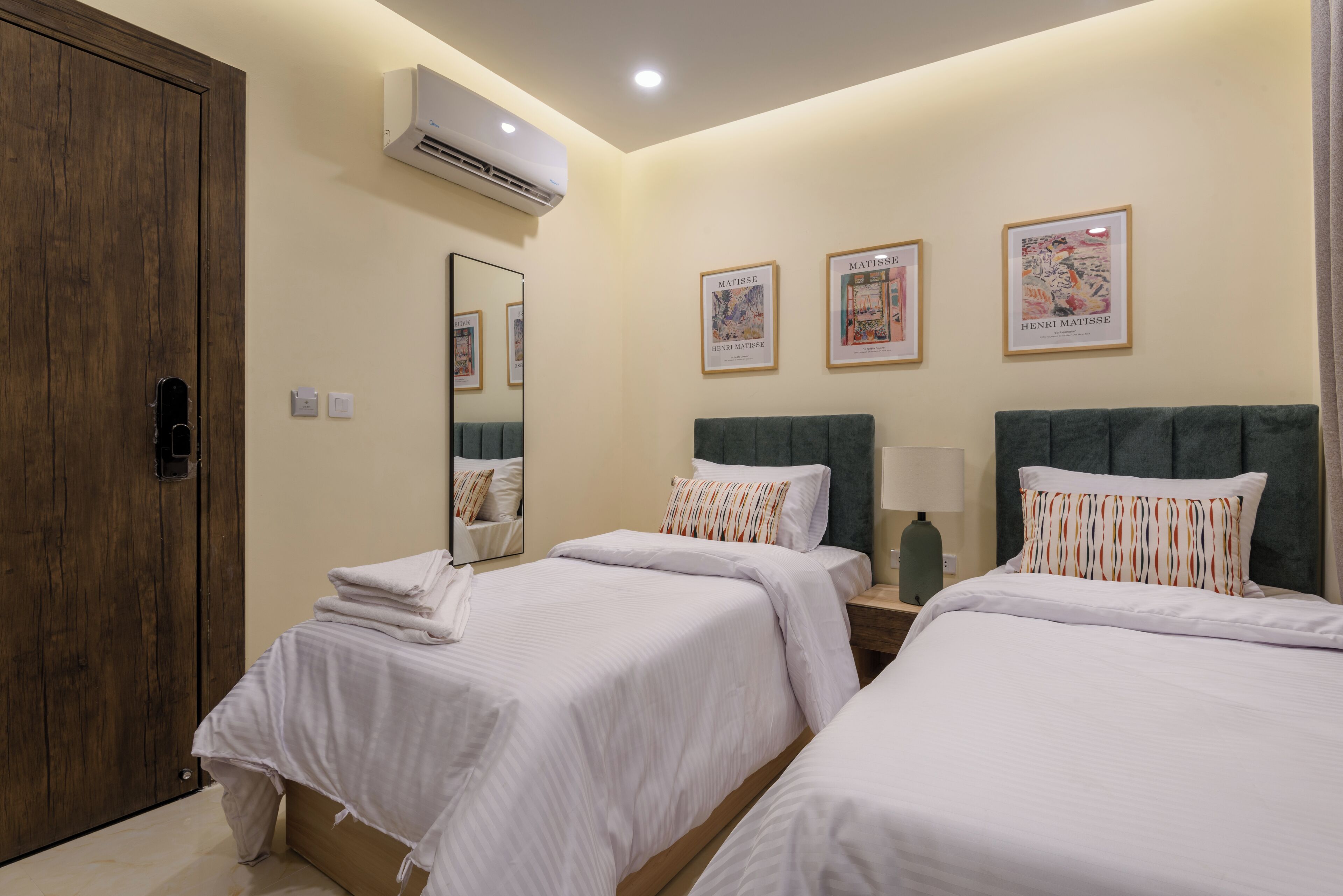 Habitación doble, 2 camas individuales, para no fumadores, baño privado | Escritorio, cortinas blackout y tabla de planchar con plancha 