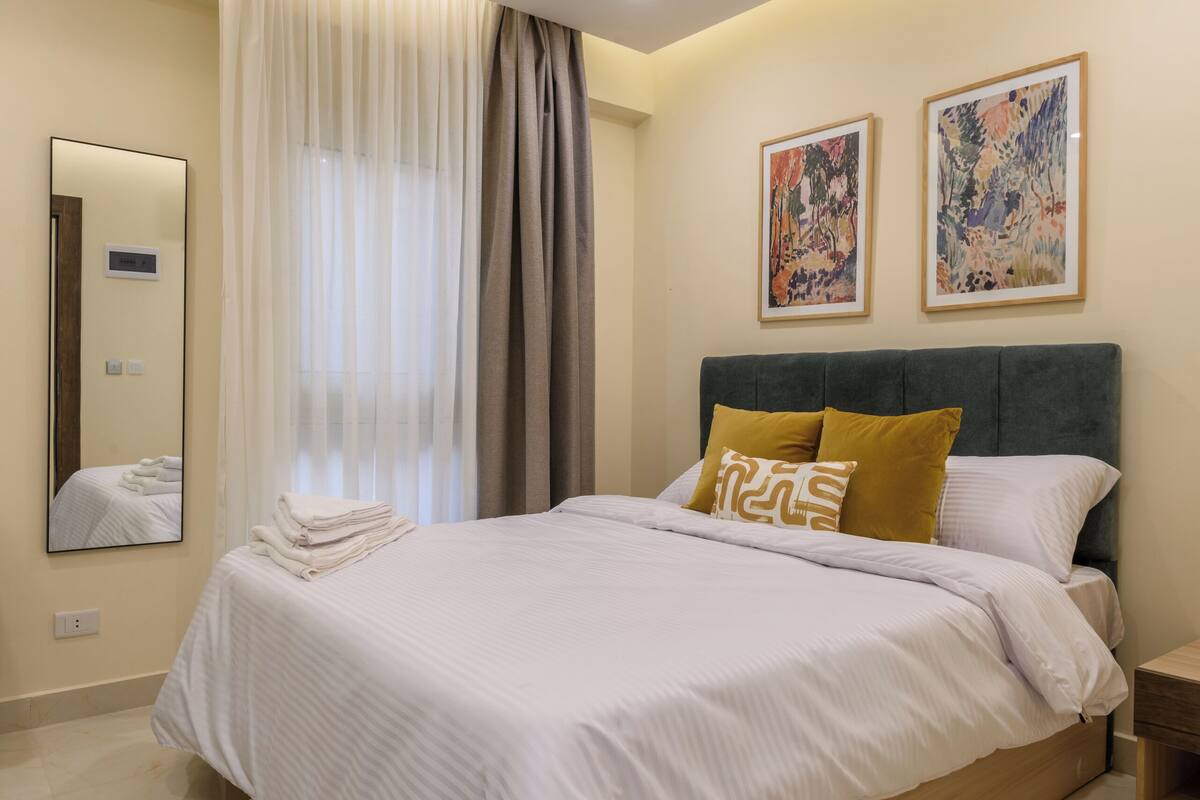 Tweepersoonskamer, 1 kingsize bed, niet-roken, privébadkamer | Een bureau, verduisterende gordijnen, een strijkplank/strijkijzer