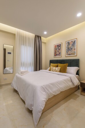 Habitació doble, 1 llit de matrimoni gran, no fumadors, bany privat | Escriptori, cortines opaques, planxa i posts de planxar i wifi gratuïta 