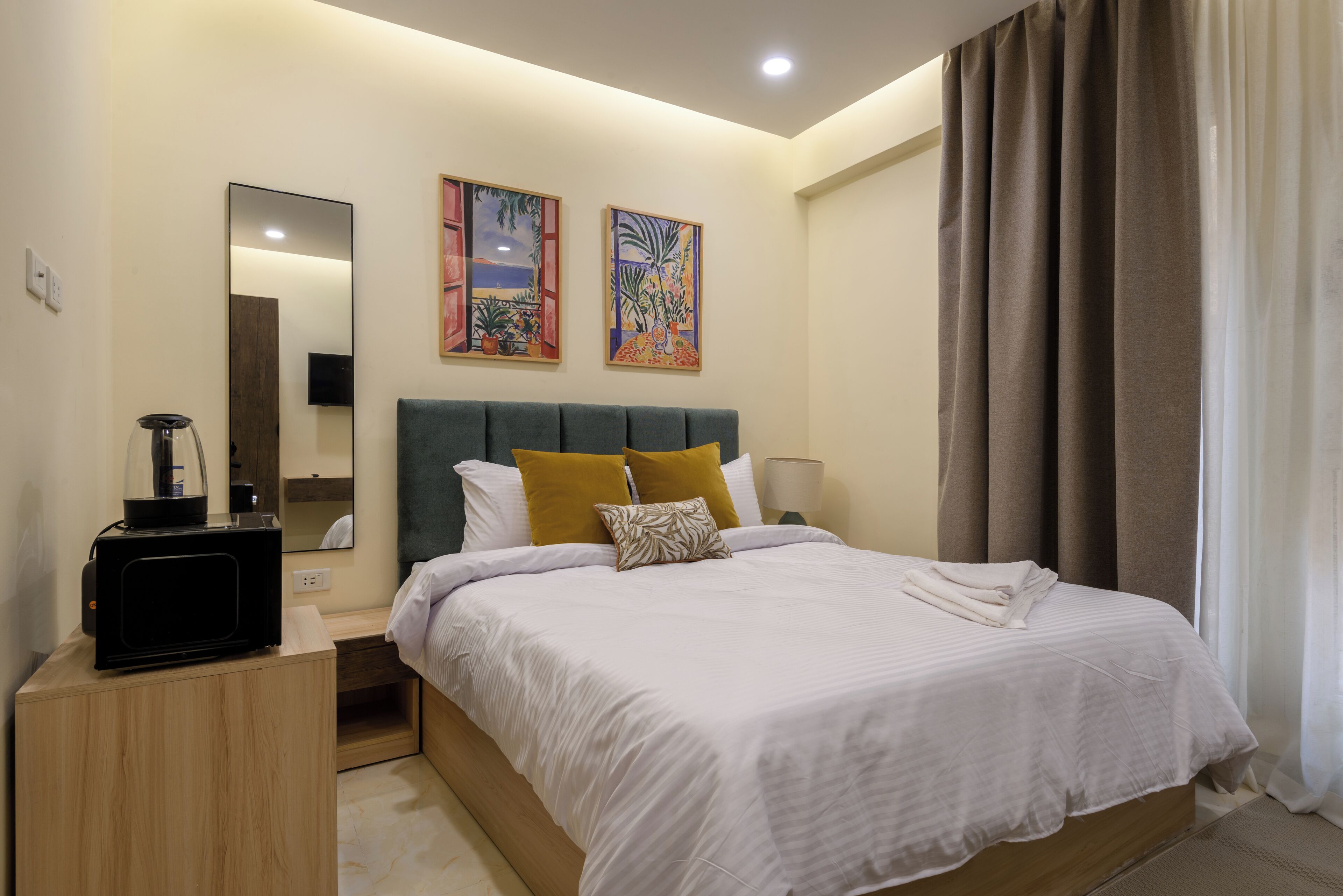 Habitación doble, 1 cama King size, para no fumadores, baño privado | Escritorio, cortinas blackout y tabla de planchar con plancha 