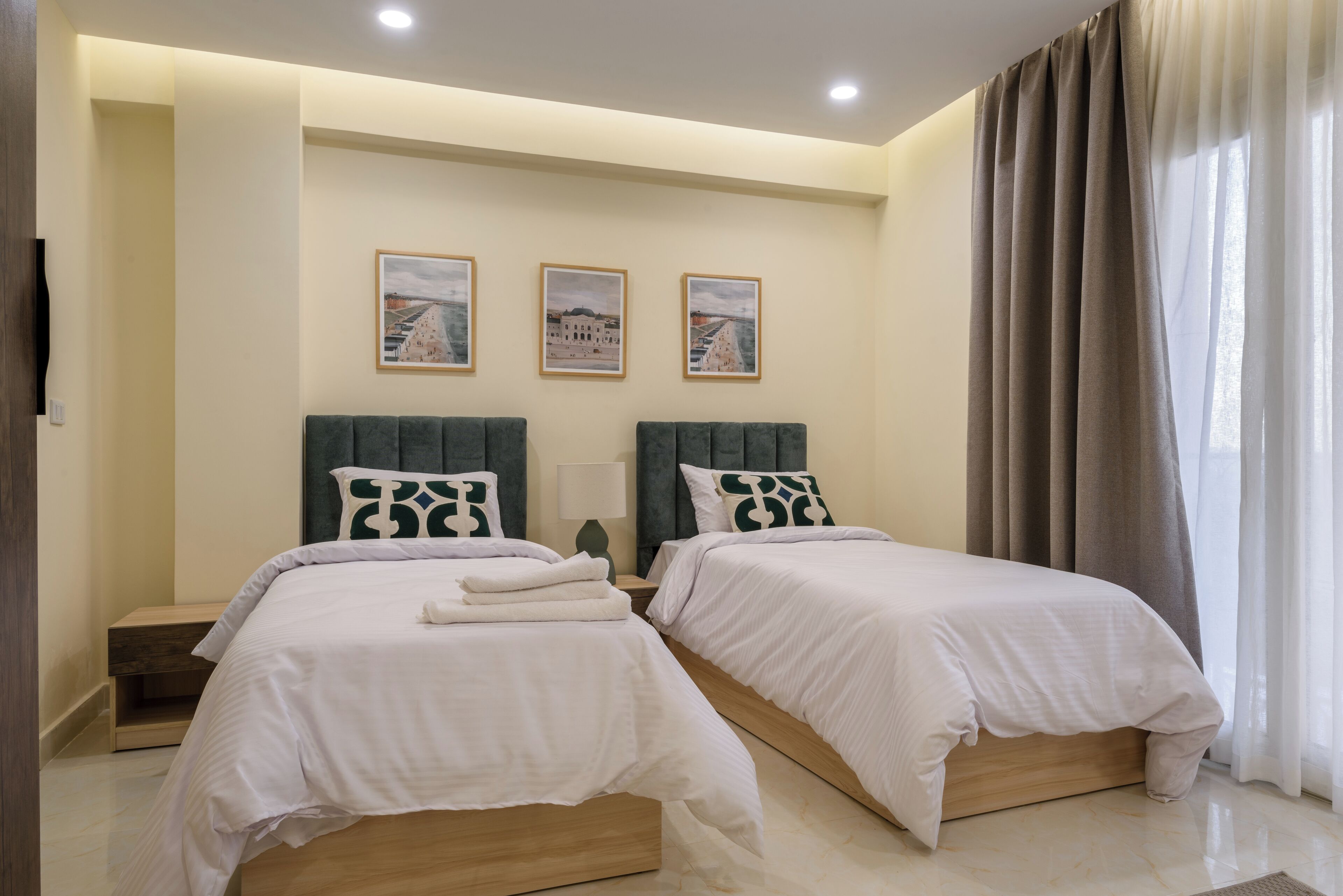 Habitación doble, 2 camas individuales, para no fumadores, baño privado | Escritorio, cortinas blackout y tabla de planchar con plancha 