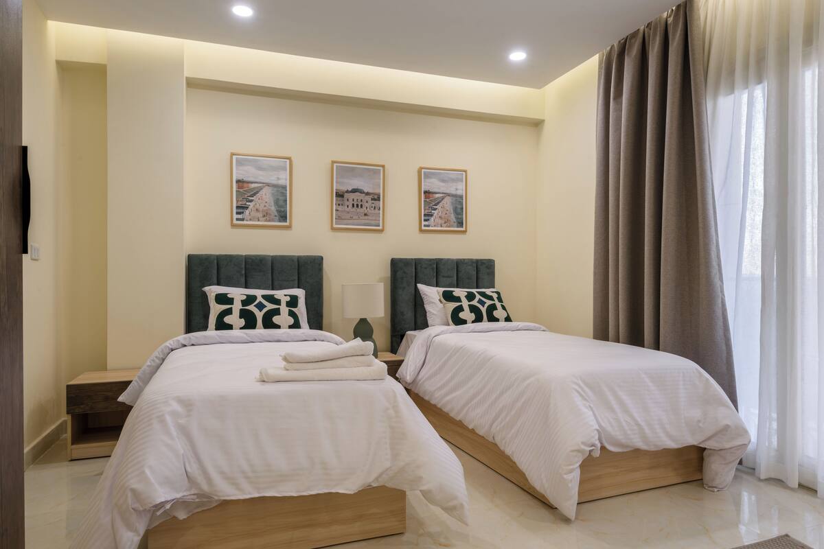 Tweepersoonskamer, 2 eenpersoonsbedden, niet-roken, privébadkamer | Een bureau, verduisterende gordijnen, een strijkplank/strijkijzer