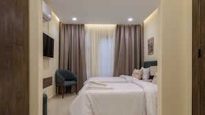 Tweepersoonskamer, 2 eenpersoonsbedden, niet-roken, privébadkamer | Een bureau, verduisterende gordijnen, een strijkplank/strijkijzer
