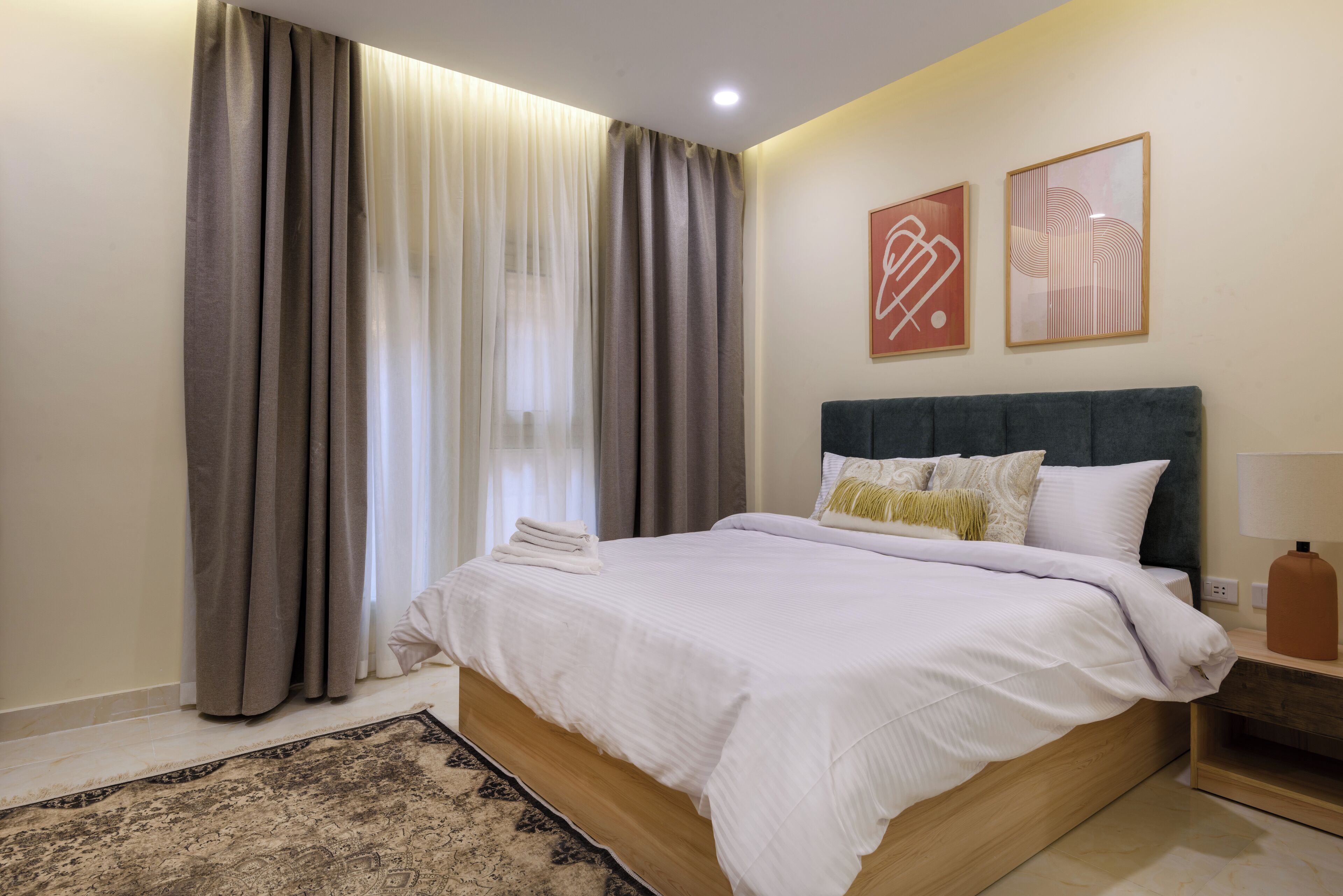 Habitación doble, 1 cama King size, para no fumadores, baño privado | Escritorio, cortinas blackout y tabla de planchar con plancha 