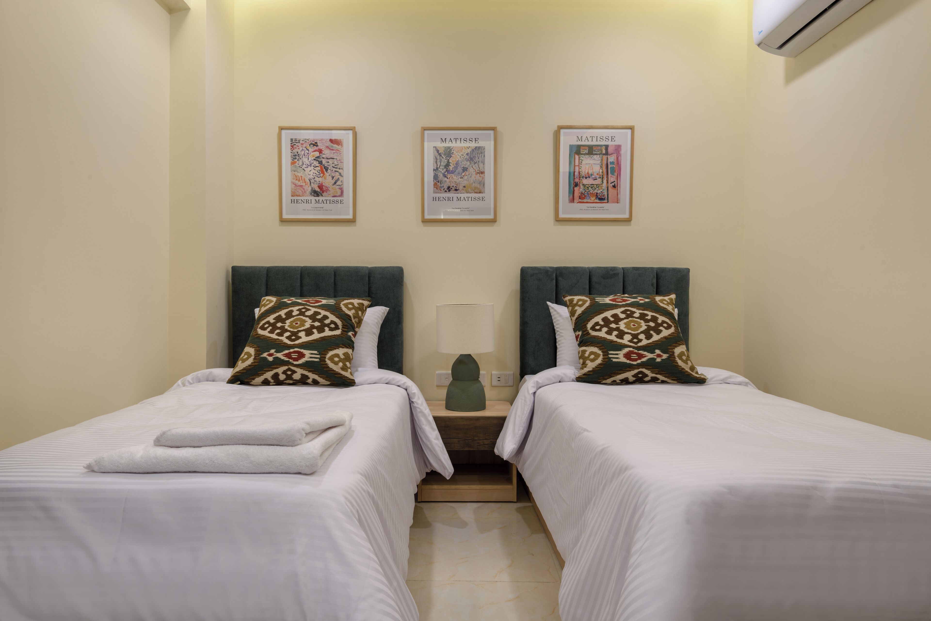 Habitación doble, 2 camas individuales, para no fumadores, baño privado | Escritorio, cortinas blackout y tabla de planchar con plancha 