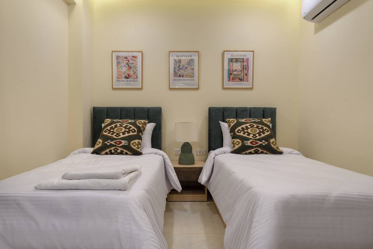 Tweepersoonskamer, 2 eenpersoonsbedden, niet-roken, privébadkamer | Een bureau, verduisterende gordijnen, een strijkplank/strijkijzer