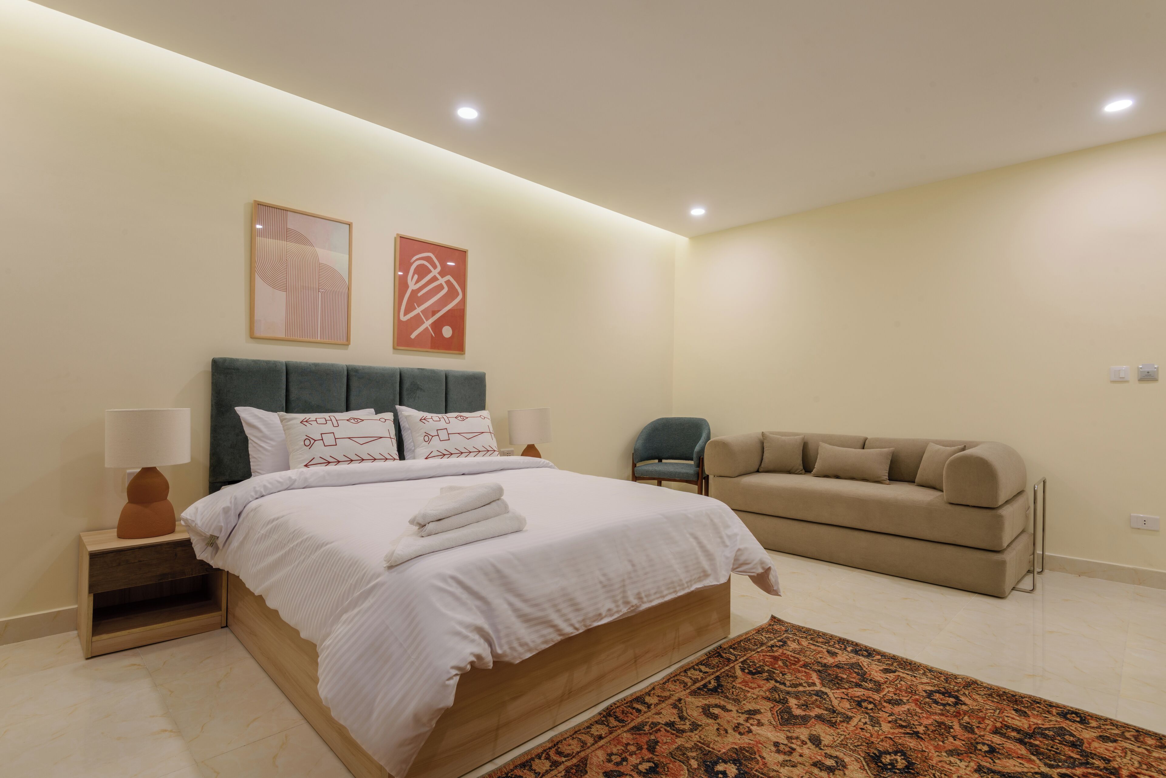 Habitación doble, 1 cama King size, para no fumadores, baño privado | Escritorio, cortinas blackout y tabla de planchar con plancha 