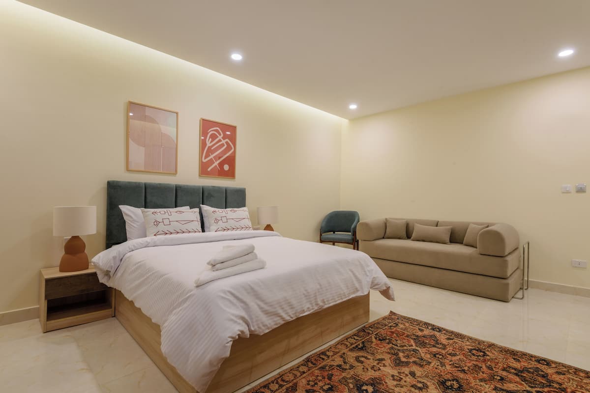 Double Room, 1 King Bed, Non Smoking, Private Bathroom