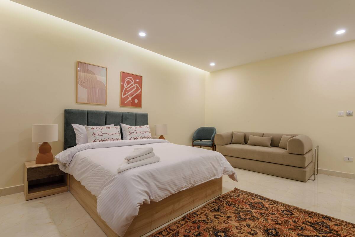 Tweepersoonskamer, 1 kingsize bed, niet-roken, privébadkamer | Een bureau, verduisterende gordijnen, een strijkplank/strijkijzer