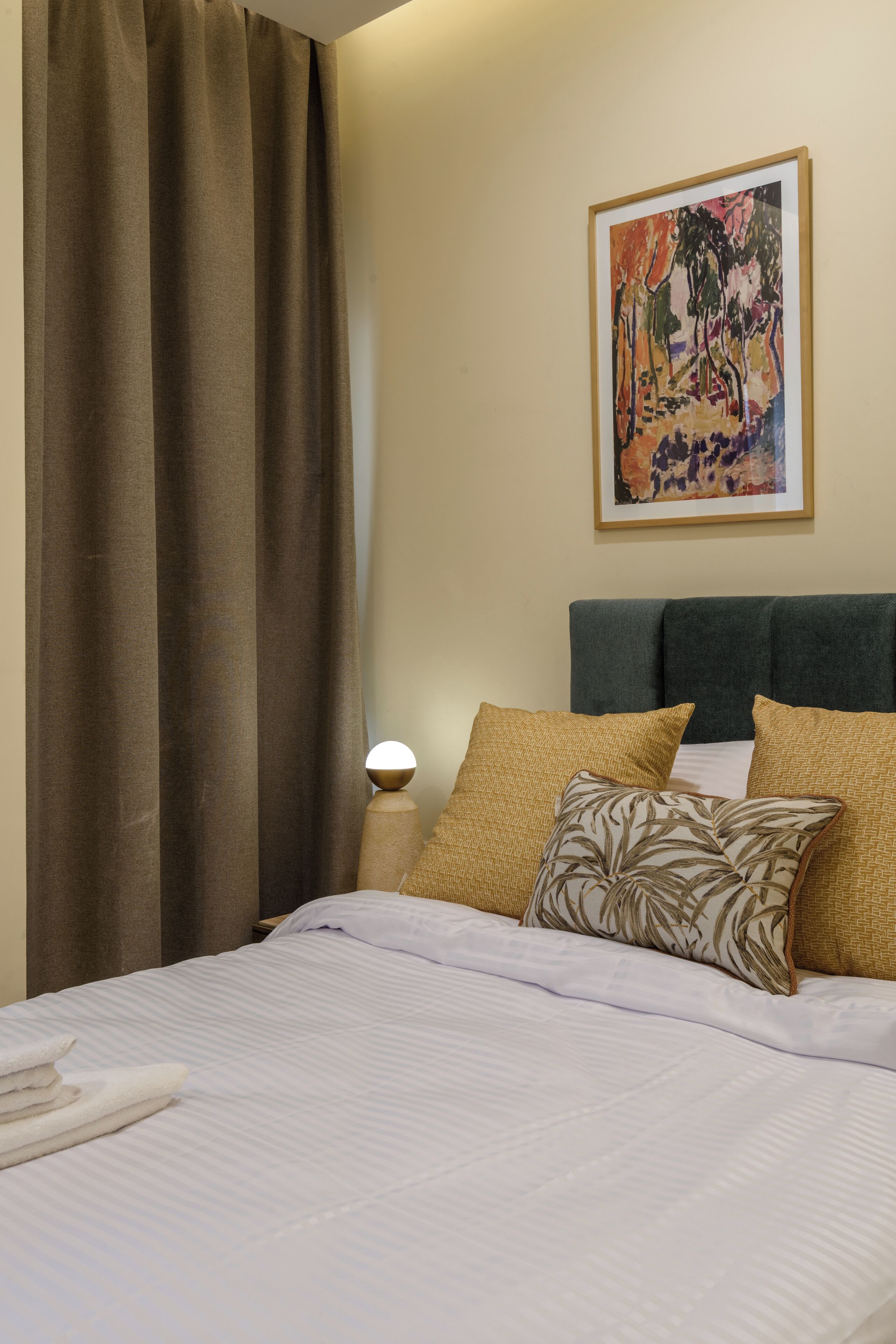 Escritorio, cortinas blackout y tabla de planchar con plancha 