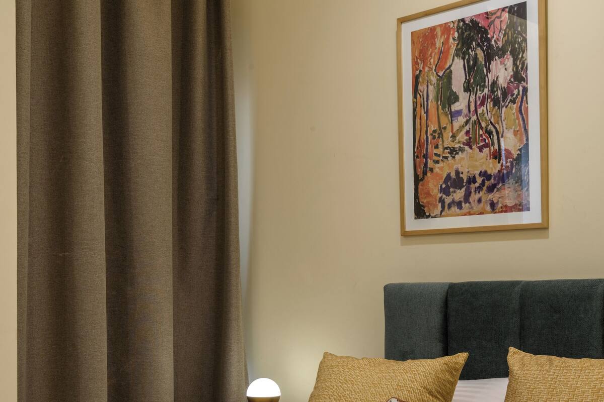 Een bureau, verduisterende gordijnen, een strijkplank/strijkijzer