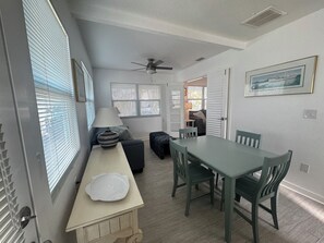 Dining - Cozy 2-bedroom bungalow in fantastic Sarasota on Lido Key (Sarasota)