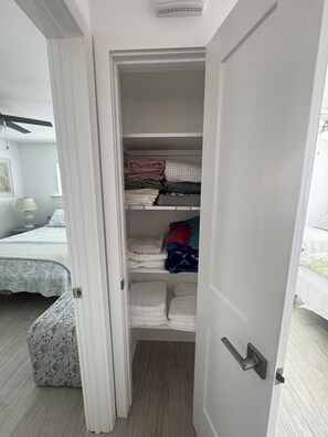 2 bedrooms, iron/ironing board, Internet, bed sheets - Cozy 2-bedroom bungalow in fantastic Sarasota on Lido Key (Sarasota)