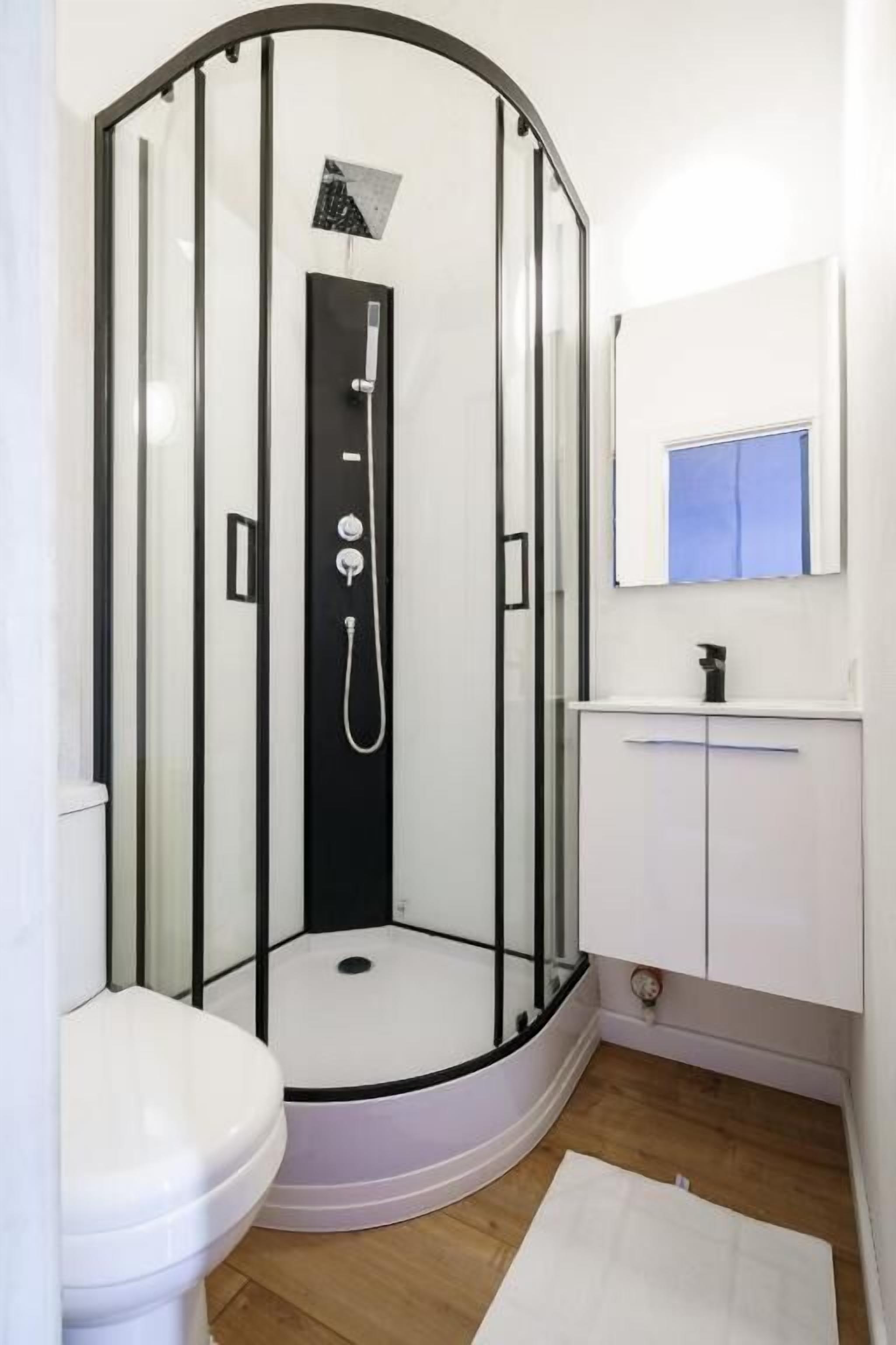 Deluxe Double Room, Canal View | Bathroom