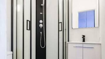 Deluxe Double Room, Canal View | Bathroom