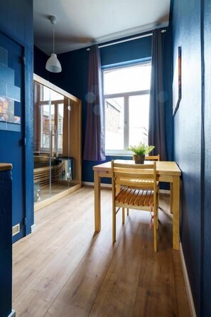 Phòng đôi Deluxe, quang cảnh kênh | Khu phòng khách | Smart TV