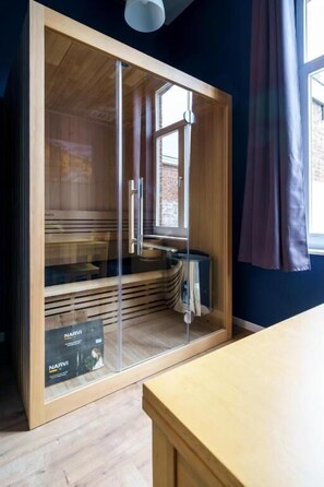 Deluxe Double Room, Canal View | Free WiFi - The Canal View Suites (Brugge)