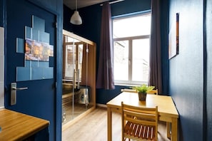 Chambre Double Deluxe, vue canal | Coin séjour | TV connectée