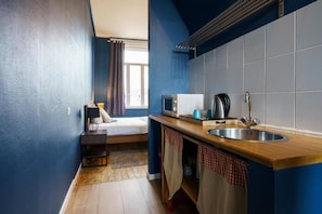 Chambre Double Deluxe, vue canal | Cuisine privée | Cafetière/bouilloire, bouilloire électrique