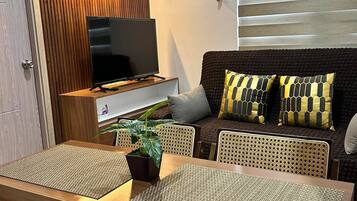 Condo, 2 Bedrooms, Accessible | Living room