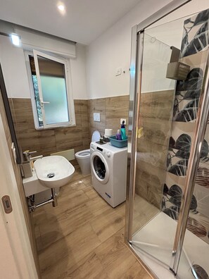 Shower, bidet, soap - White Moon cozy cottage 2 steps from the sea (Fontane Bianche)