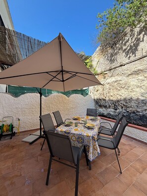 Outdoor dining - White Moon cozy cottage 2 steps from the sea (Fontane Bianche)