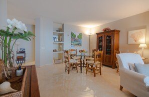 Apartment | Dining - Elegant Seafront Retreat in Rio Real Playa (Marbella)