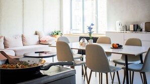 Een moderne keuken met een eethoek, een bank en een raam met uitzicht.