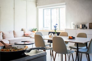 Eine moderne Küche mit Essbereich, einer Couch und einem Fenster mit Blick.