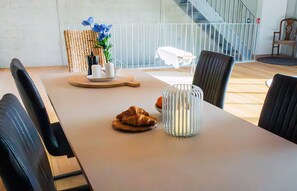 Dining - New luxury loft in the art district with a view of the Spree (Berlin)