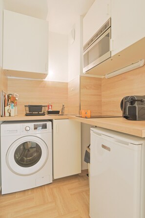 Refrigerador, microondas, cafetera y tetera y tetera eléctrica 
