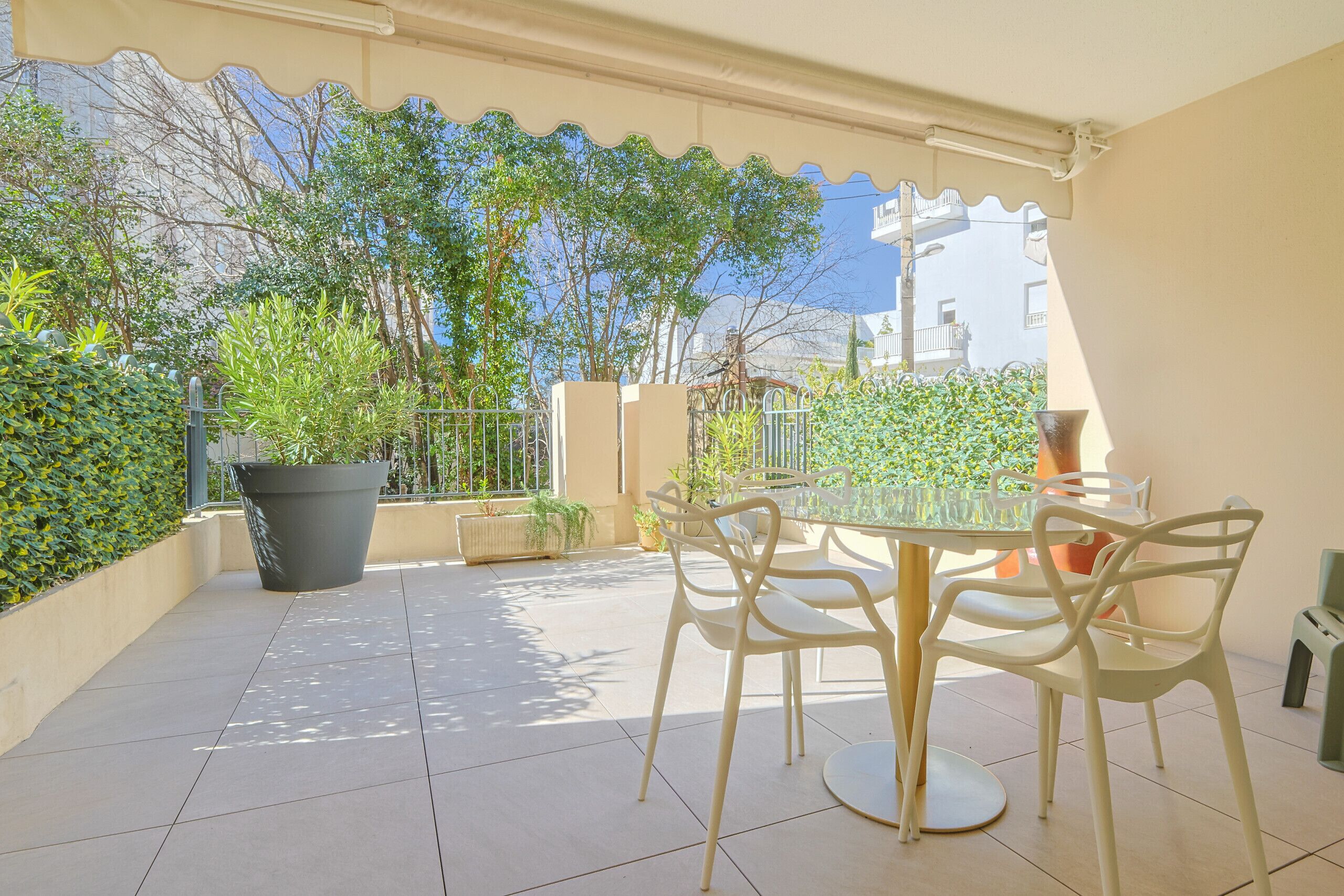 屋外ダイニングエリア