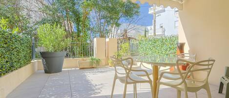 屋外ダイニングエリア