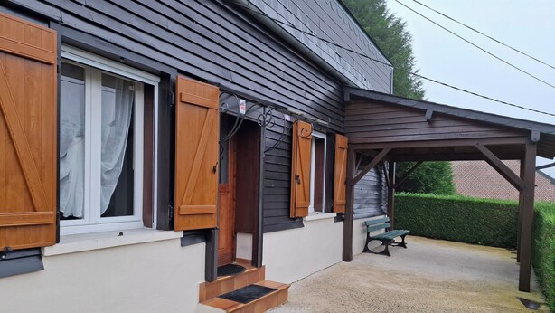 A house with a covered porch, a bench, and a small set of steps leading to the entrance. - Country charm (Iviers)
