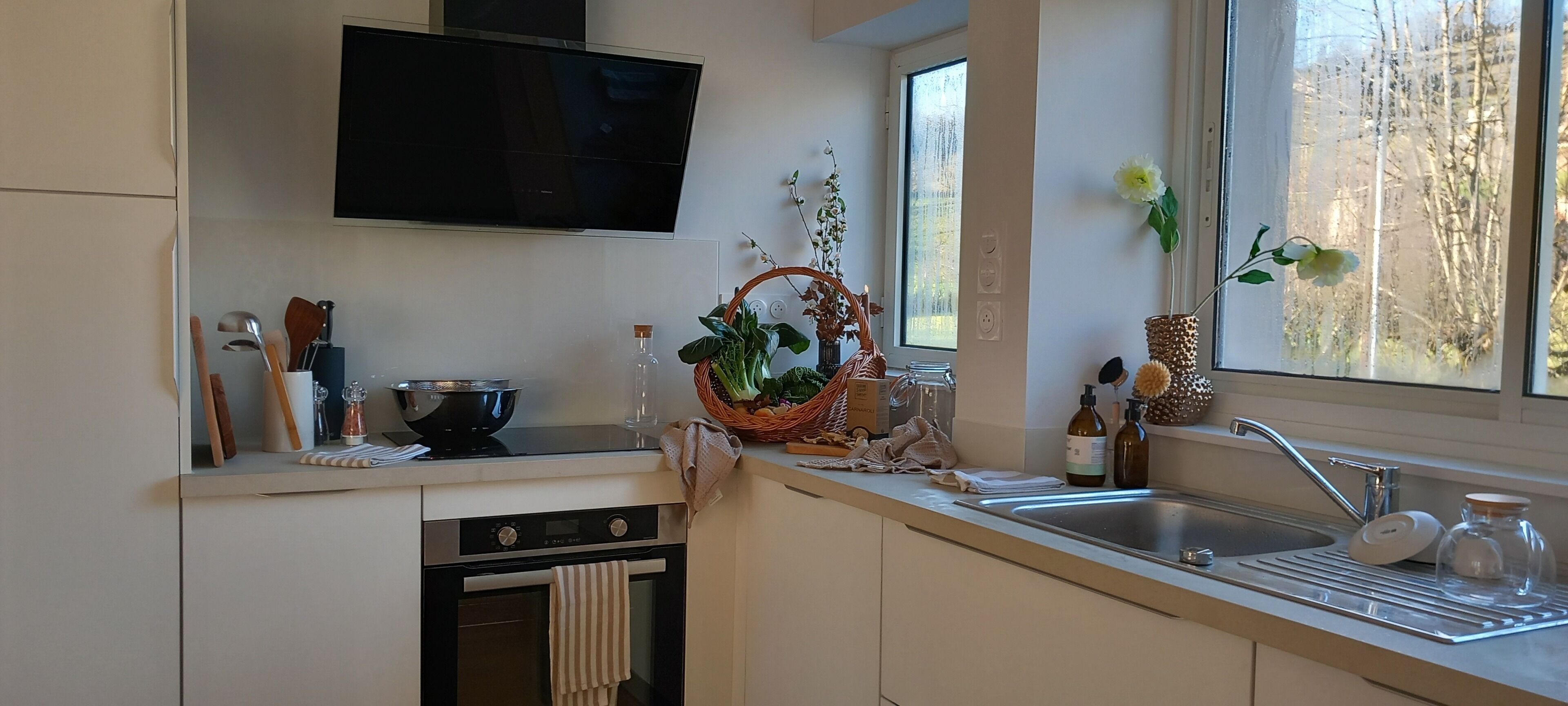 Jääkaappi, mikroaaltouuni, uuni, liesi