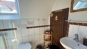 Dusj, hårføner, håndklær og såpe